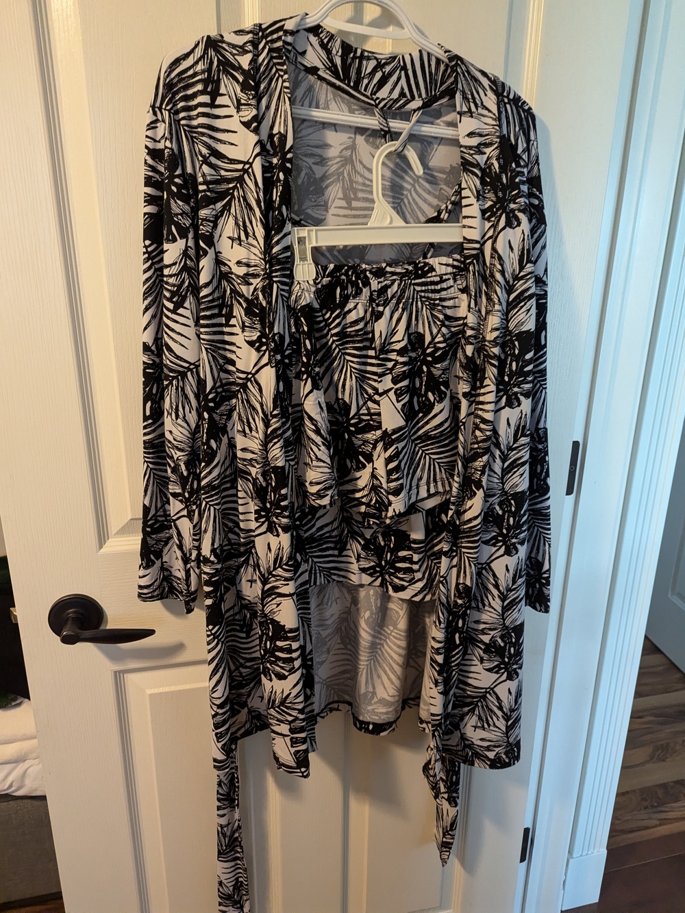 Bench Black and White Palm-Print Robe Set